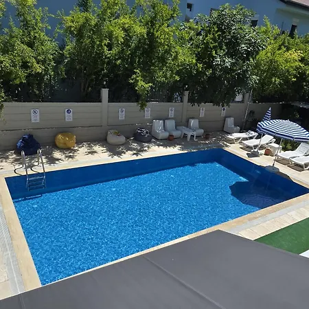 Perfectly Located In Side Walking Distance To The Lägenhet *